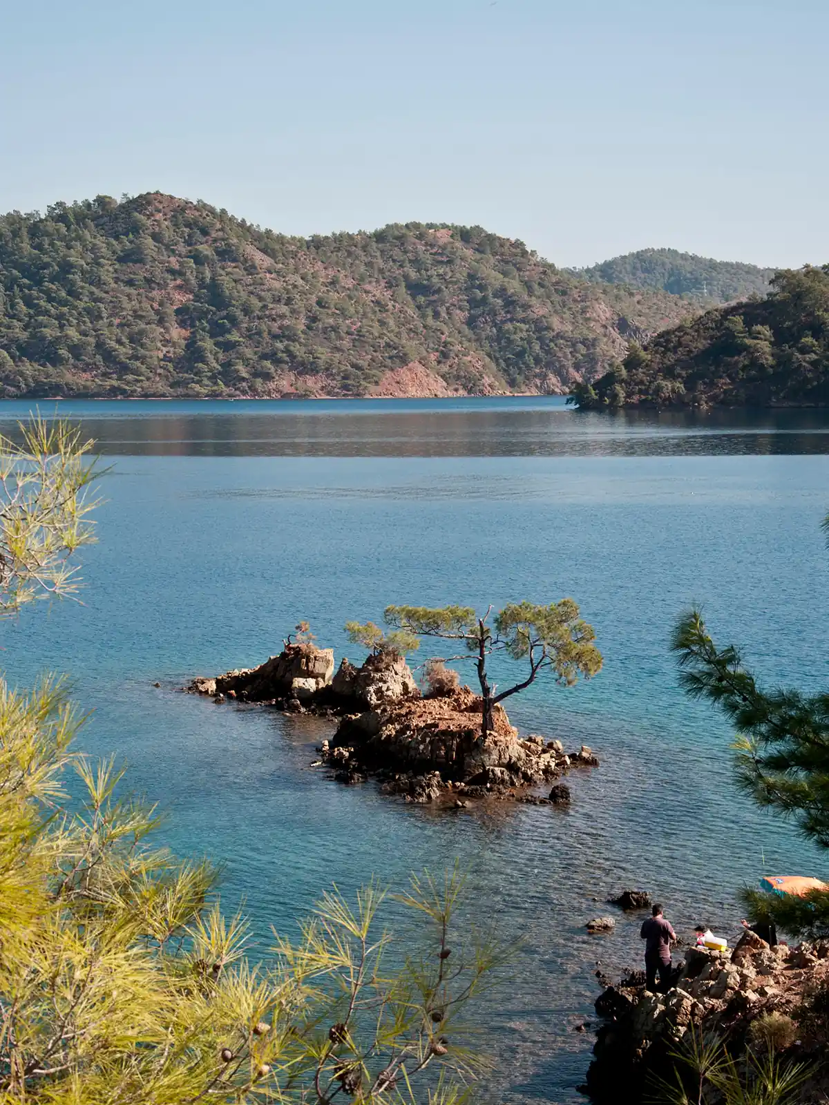 Göcek'te yer alan Büngüş Koyu'ndan sakin deniz manzarası.