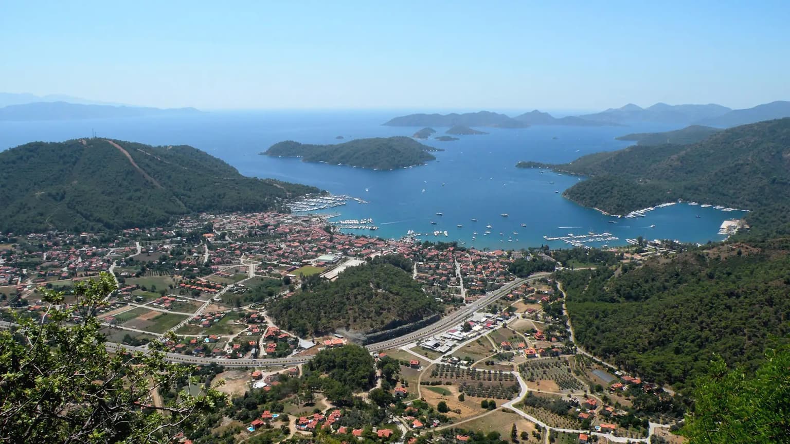 Göcek kasabasının ve çevresindeki koyların havadan görünümü.