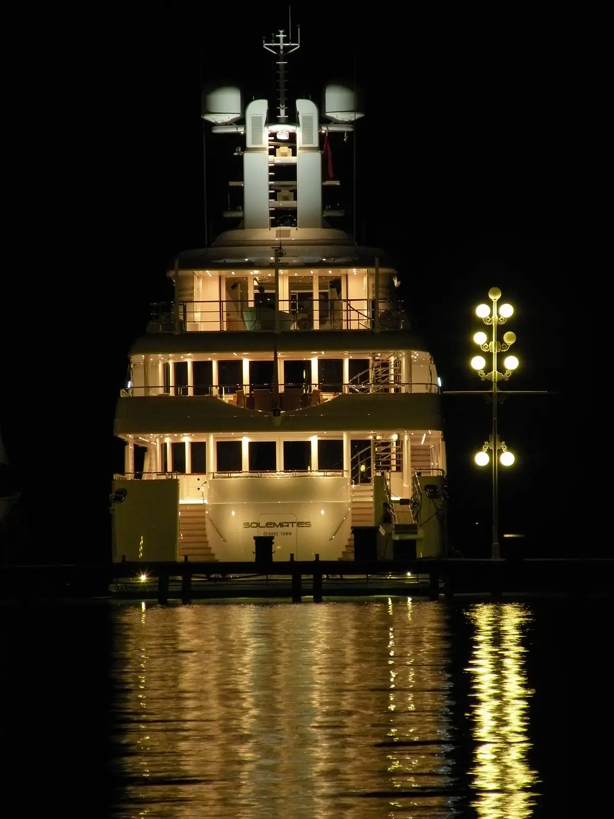 Göcek marinada gece ışıklandırılmış lüks bir yat.