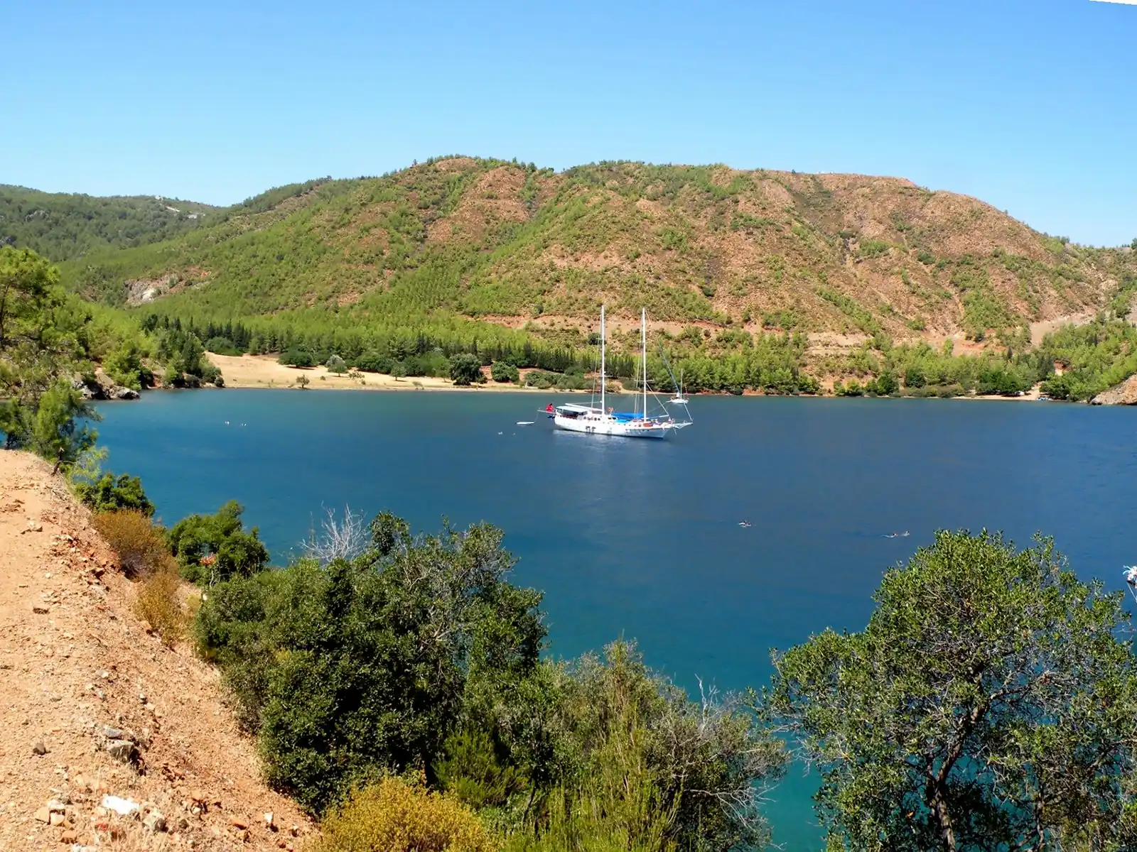 Göcek'teki Kille Koyu'nda berrak su ve doğa manzarası.
