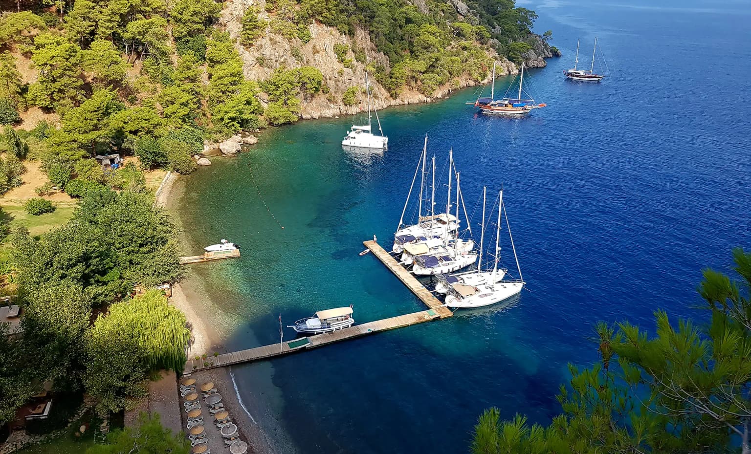 Göcek'te kiralanabilen farklı tekne tipleri: geleneksel gulet, hızlı motoryat, geniş katamaran ve yelkenli. Her zevke ve ihtiyaca uygun mavi yolculuk seçenekleri.
